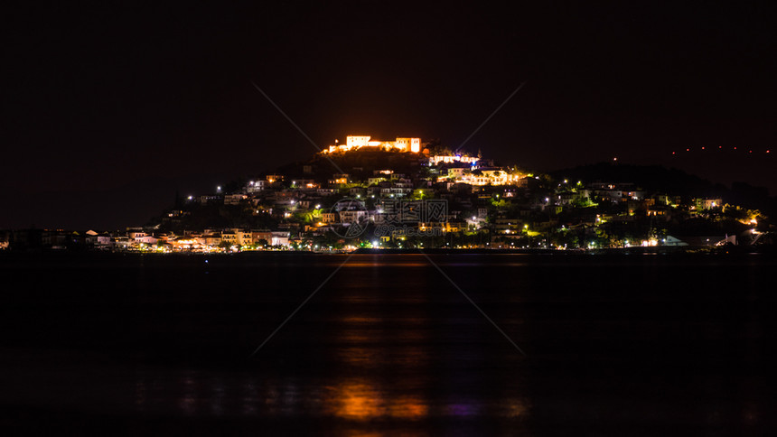 古老被毁的Zafeiropouloi城堡的阿斯特罗镇夜间场景希腊PeloponneseArcadia旅行冒险概念古老城堡的阿斯特图片