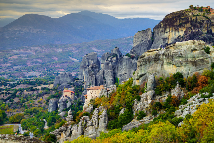 希腊Thessaly希腊Meteora悬崖上的修道院Roussanou和StNicholasAnapausas修道院希腊目的地M图片