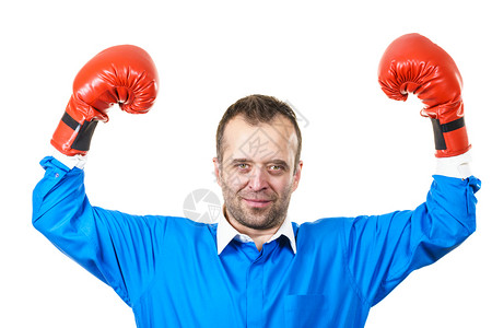 身着白衬衫领的中年男子穿着蓝色毛衣身红拳击手套准备战斗工作室以孤立的背景拍摄身着拳击手套的成年男子身着拳击手套图片