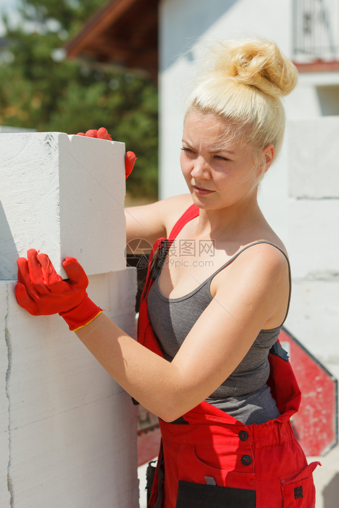 在建筑工地房安装灰色气砖工业作概念与气砖一起工作的妇女图片