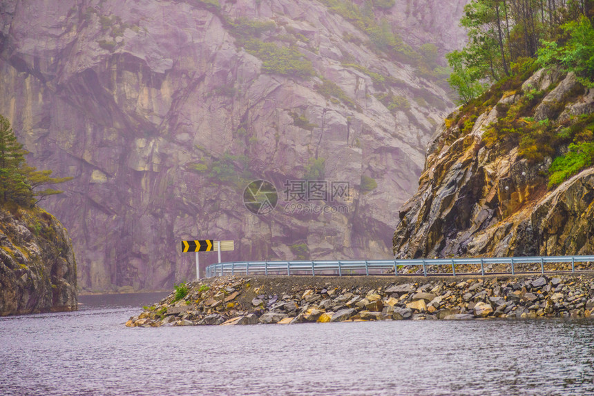 挪威山地景观fjord一带的空路挪威公和fjord地貌图片