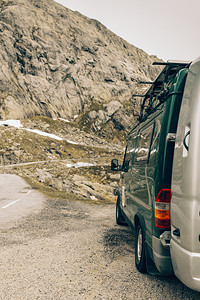 在挪威自然景区旅游度假的露营房车图片