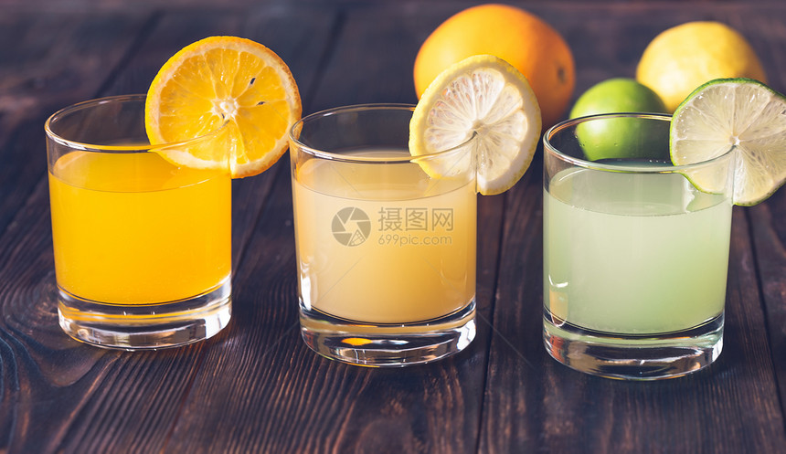 木背景的柑橘汁组分图片