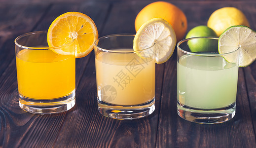 木背景的柑橘汁组分高清图片