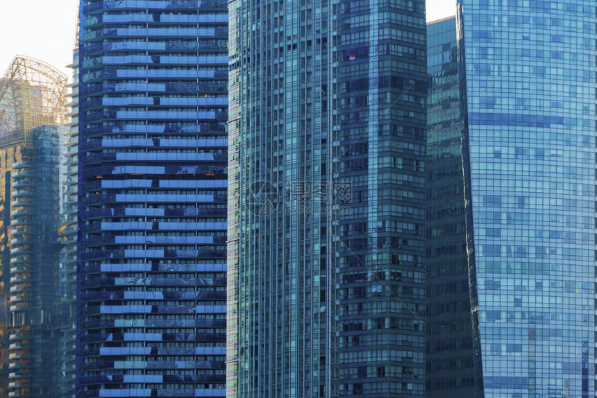 办公楼窗户蓝色玻璃建筑的外观设计反映城市的天空下新加坡市金融区图片