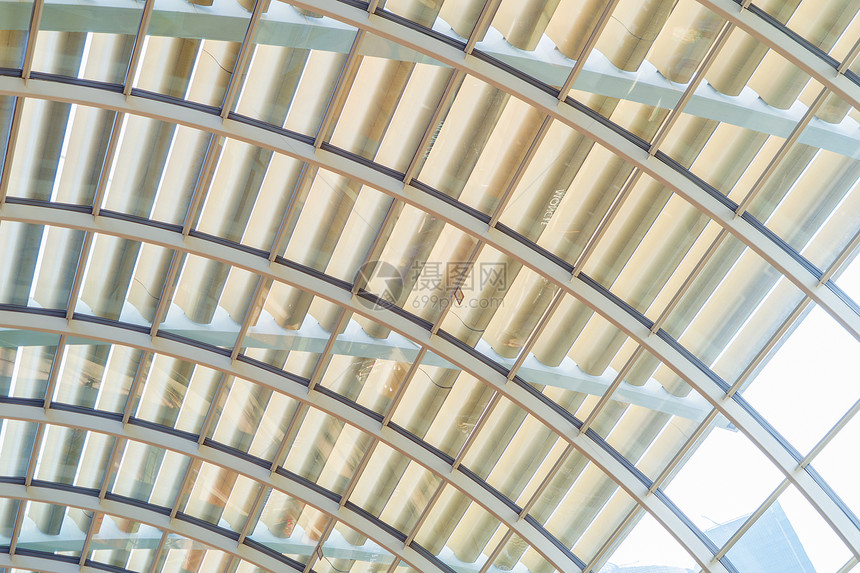 支持现代办公楼顶的钢铁结构金属窗玻璃外墙框架简易内部建筑设计装饰背景图片