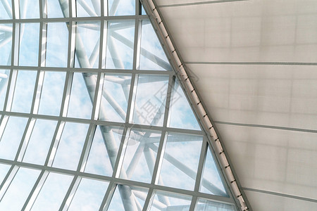 支持现代办公楼顶的钢铁结构金属窗玻璃外墙框架简易内部建筑设计装饰背景图片
