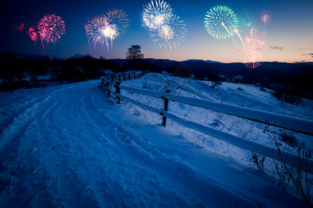 冬季阿尔卑斯山景观中新年的烟花展示冬季假日概念新年的烟花展示图片