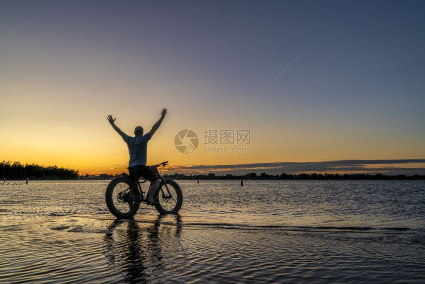 在科罗拉多北部海岸骑着山地车的男人图片