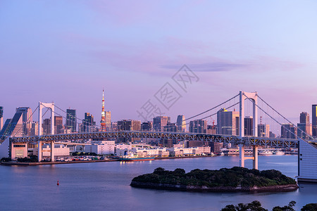 东京天际直线与彩虹桥及东京湾的塔台相望图片