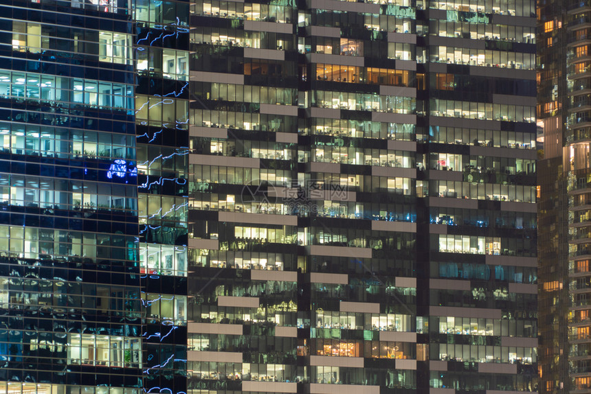 灯光照亮玻璃建筑的外观设计在城市下新加坡金融区进行反射图片
