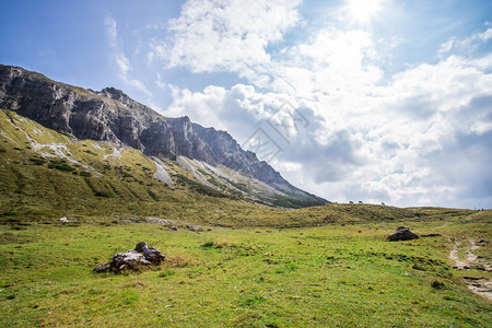 高山症阿尔卑斯山的古景观草地和蓝天空的美丽景色背景