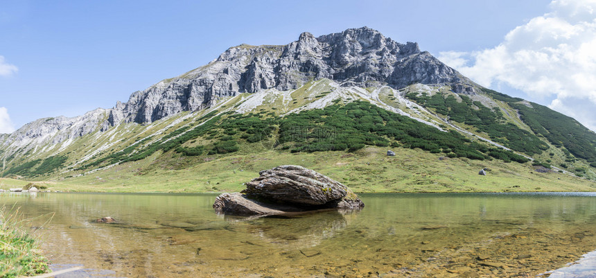 地表下有清水的湖本底有崎岖的山岳图片