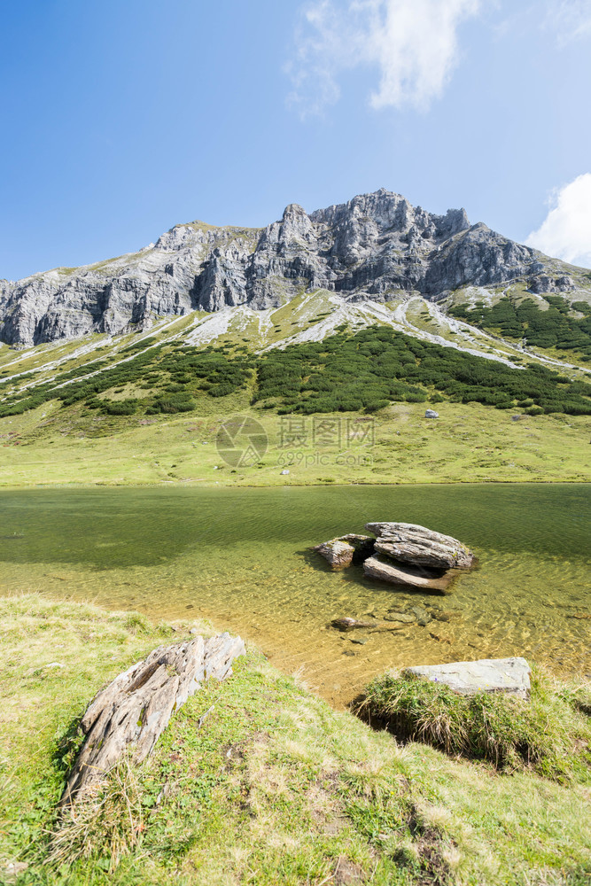 地表下有清水的湖本底有崎岖的山岳图片