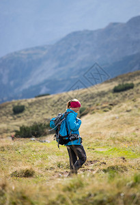 职业运动穿服的妇女正在山上徒步旅行奥地利图片