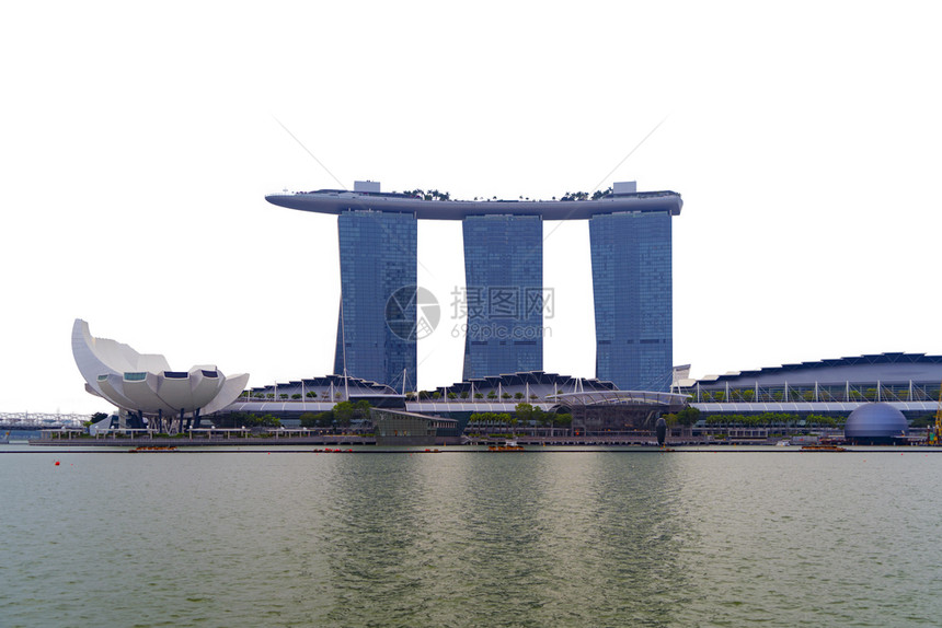 新加坡下城顶楼的Marina海湾沙滩与白色背景隔绝亚洲城市的金融区和商业中心天空大桥和高楼建筑图片