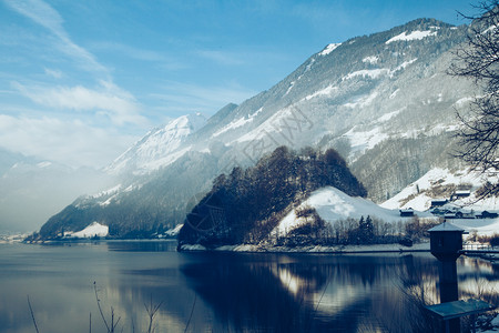 湖边美丽的冬天风景图片