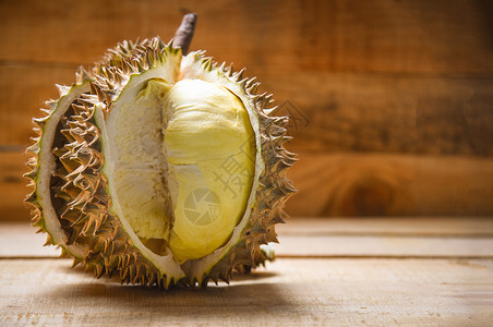 夏季Durian在木制背景料上撕扯新鲜的durian剥削热带水果背景