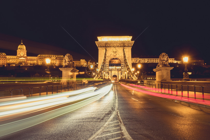 连链桥和汽车夜间交通灯匈牙利布达佩斯图片