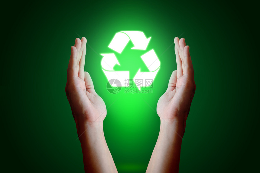 亚洲青年手持回收利用图标和绿色背景图片