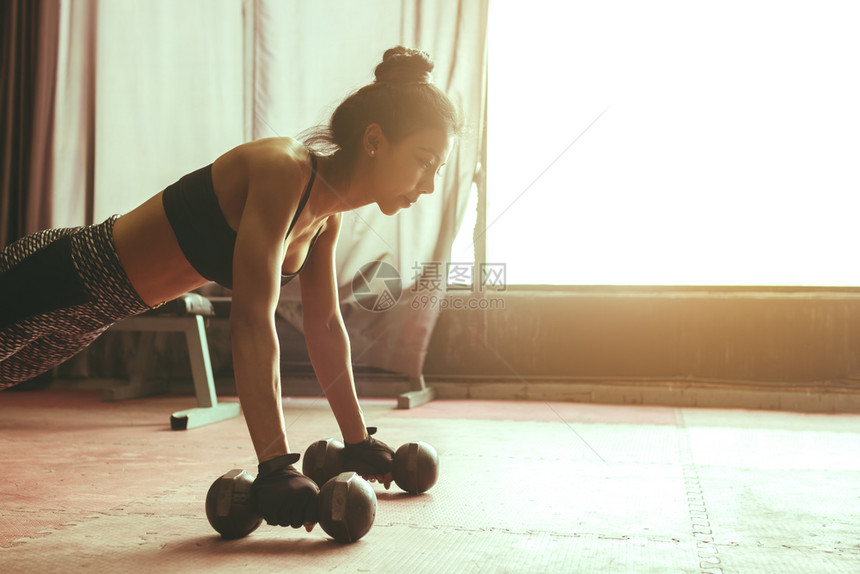 亚洲妇女打算在健身房锻炼康和烧热量图片