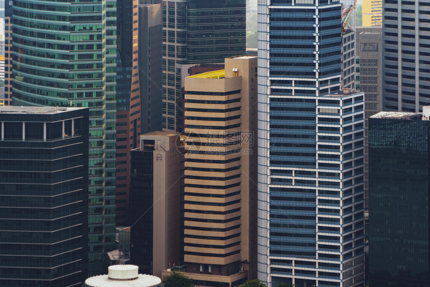 办公楼窗户蓝色玻璃建筑的外观设计反映城市的天空下新加坡市金融区图片