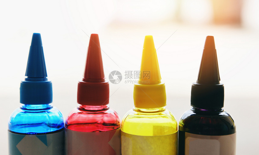 打印机CMYK墨水瓶彩色墨水再填充套装印墨油罐用青蓝色红紫黄色和黑图片