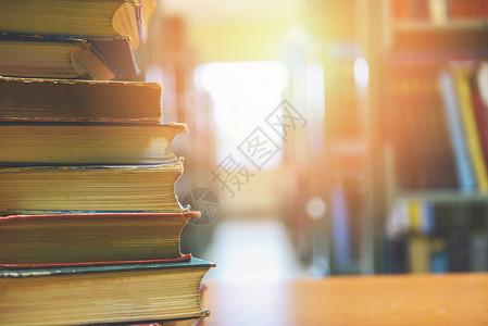 图书馆教育概念中堆放的书教育概念返回学校和商业习木制桌上有旧书图片