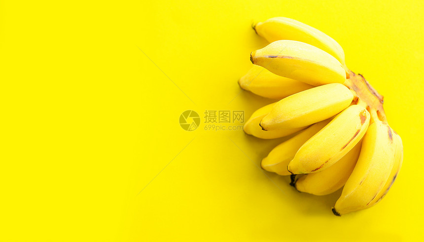 黄本底新鲜健康水果上的香蕉图片
