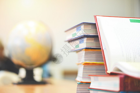 教育概念回到学校和商业研究全球世界图书馆开放藏堆本和地球示范图图片