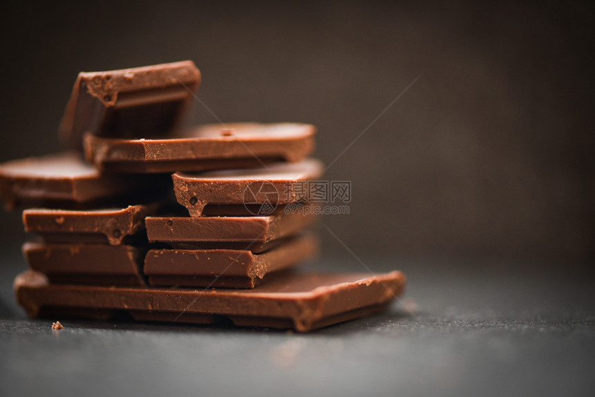 巧克力堆叠在黑暗背景上图片