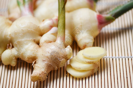 林木新鲜青姜用于草药天然和食物背景图片
