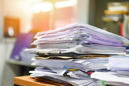 档案文件素材大量工作文件档案大量工作文件工作堆叠的纸搜索工作服务台办公室商业报告文件信息表格上堆积未完成的文件背景