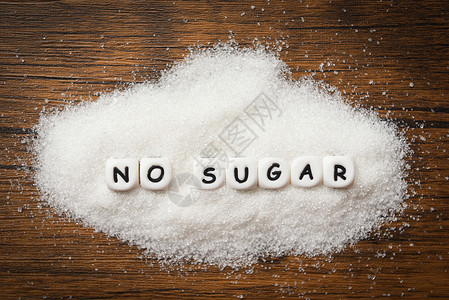 暗示没有含白糖的文本块木制背景建议为健康考虑饮食和吃少糖背景