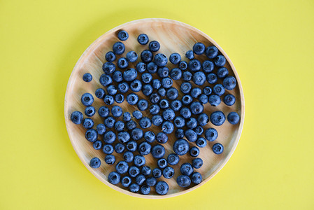 黄底的木板蓝莓水果图片