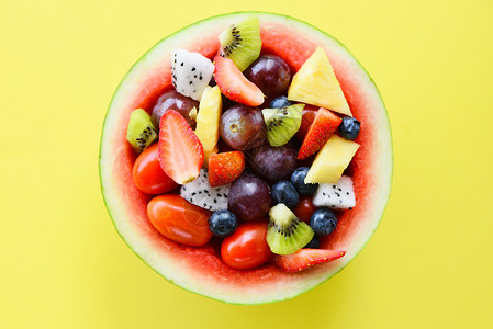 水果沙拉碗用于西瓜蔬菜中的水果沙拉碗健康食品草莓橙木蓝葡萄菠萝番茄图片