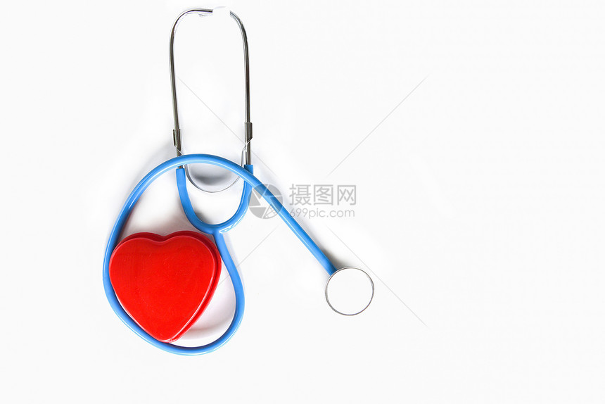 红心在白背景的听诊器上复制空间顶部视图检查心脏医生的疗是病人脉搏健康的概念图片