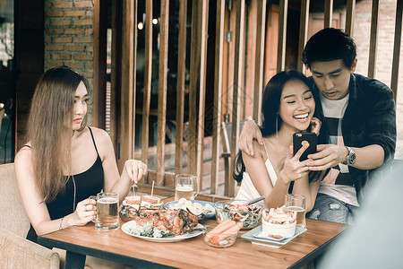 单身女人看着餐厅吃饭的情侣背景图片