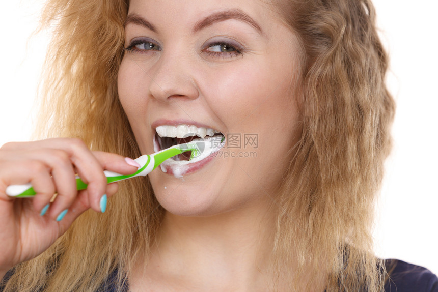 妇女刷牙阳口腔卫生白背景孤立图片