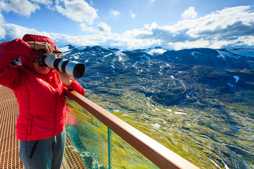 挪威达尔斯尼巴Dalsnibba地区Geiranger天行观光平台的女旅游者图片