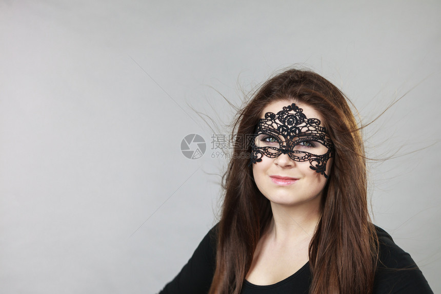 带着黑色眼罩的漂亮神秘女人戴着黑色的眼罩长着褐色头发图片