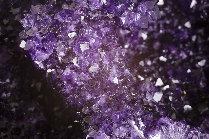 白色背景前的紫Amethyst图片