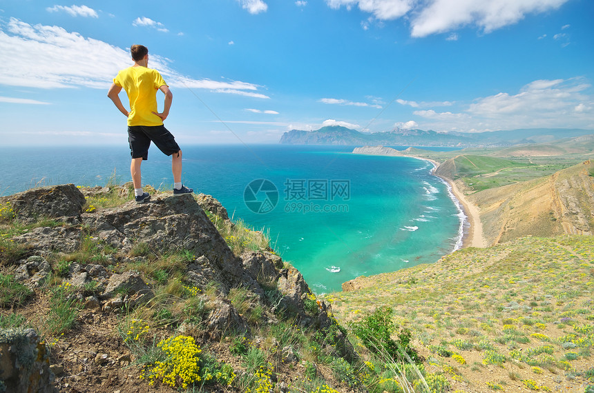 人类享受自然景观海洋和山地图片