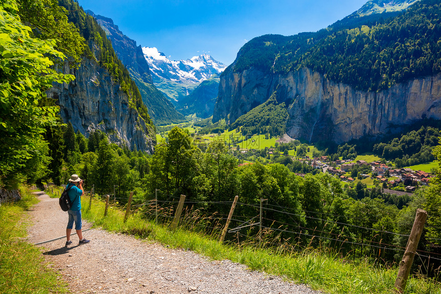 摄影师旅行者在从温根到劳特布伦宁村的山道上拍摄了一张相片从温根到斯陶巴赫瀑布村再到瑞士阿尔卑斯山的劳特布伦宁墙图片