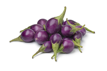白色背景的鲜生紫色小型茄子图片