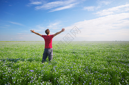 绿色草原的男人情感场景图片
