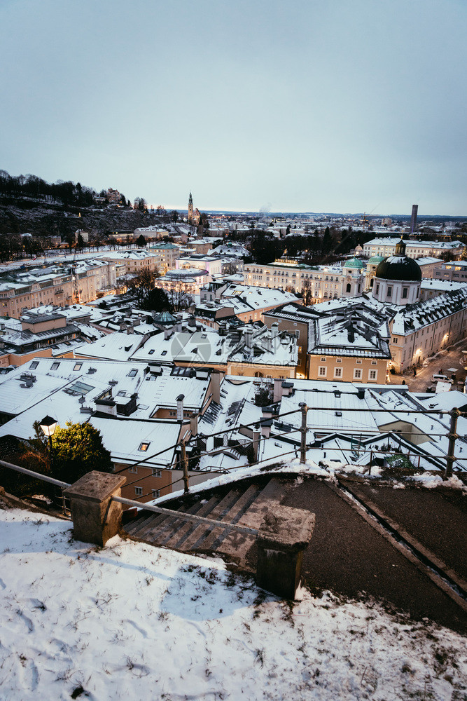 萨尔茨堡古城圣诞节时间晚上下雪奥地利图片