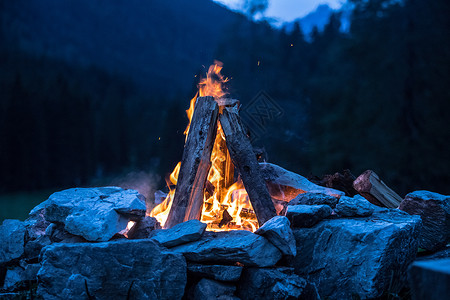 夏天的森林营火和朋友露时间复制空背景图片