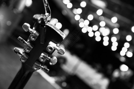 吉他乐器在活动大厅里闭合画面模糊背景的空座位背景图片