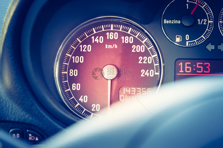 汽车转速表和燃料指标仪表板图片